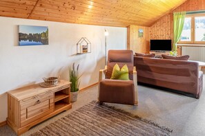TV, stereo - Bright Kandel Apartment on Farm with Green Views (Schönwald im Schwarzwald)