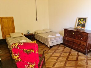Tabla de planchar con plancha, wifi y ropa de cama 