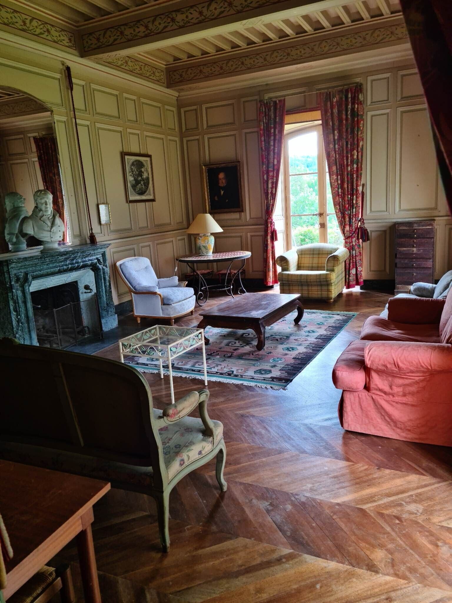 Téléviseur, foyer, table de ping-pong