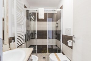 Deluxe-Doppelzimmer, Stadtblick | Badezimmer | Dusche, Haartrockner, Handtücher, Seife