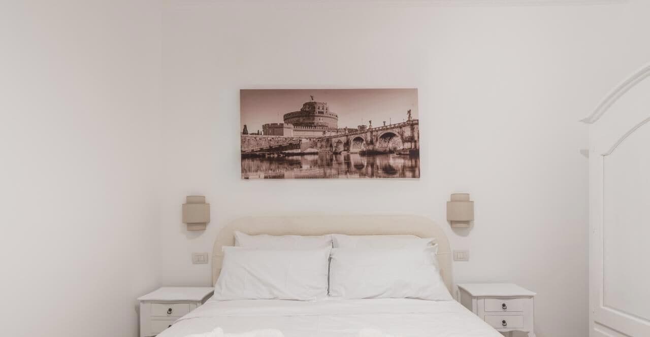 Doppia Economy, vista città | Una cassaforte in camera, una scrivania, ferro/asse da stiro