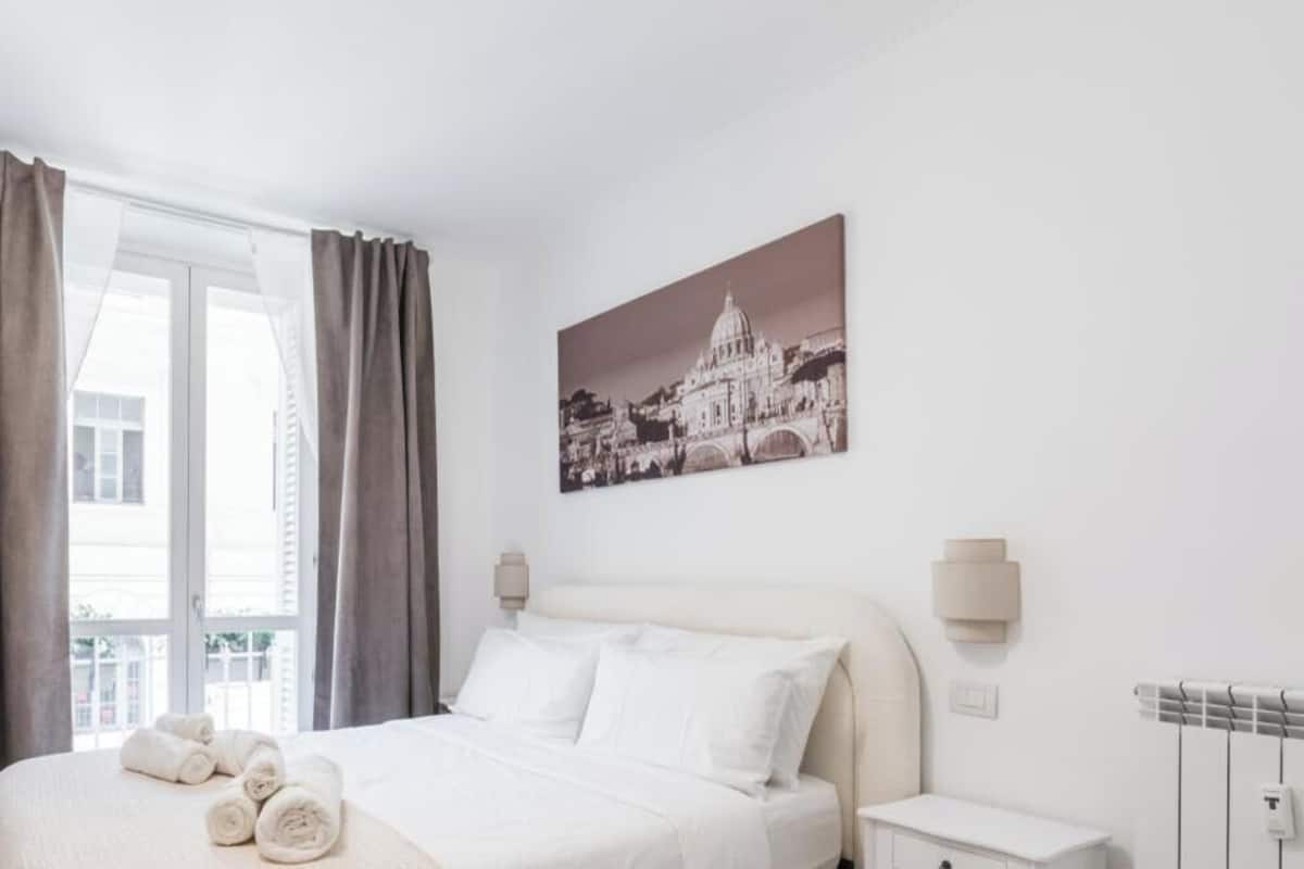 Chambre Double Ăconomique, vue ville | Coffres-forts dans les chambres, bureau, fer et planche Ă repasser