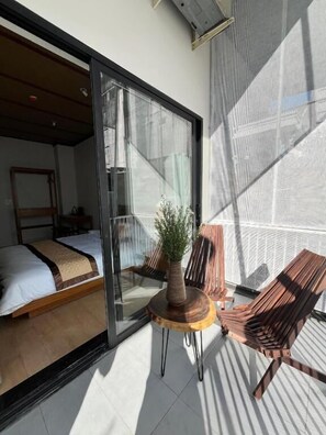 Habitación Deluxe doble, balcón, vistas a la ciudad | Cortinas opacas y tabla de planchar con plancha