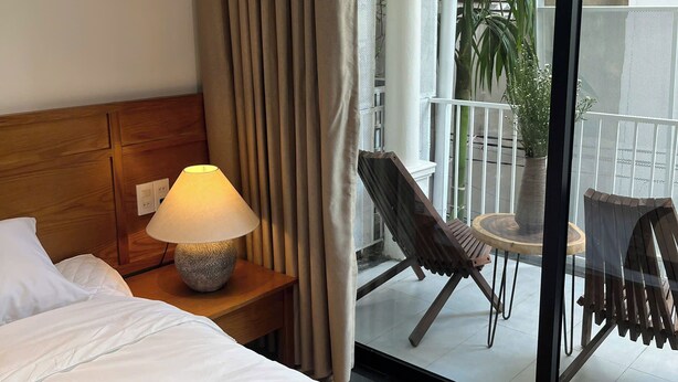 Double Room, Non Smoking, Balcony | Langsir/tirai gelap terus, seterika/papan seterika 