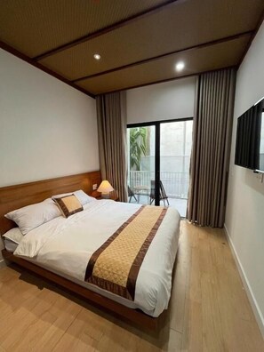 Cortinas opacas y tabla de planchar con plancha