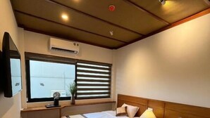 Langsir/tirai gelap terus, seterika/papan seterika 