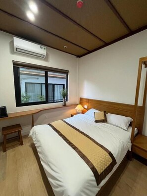 Cortinas opacas y tabla de planchar con plancha