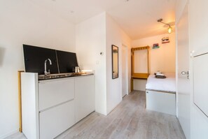Iron/ironing board, WiFi, bed sheets - Canal-View Studio for 2 · Jordaan, Steps to Anne Frank House (Amsterdam)