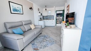 TV - Vacation Apartment 'Paraíso Para Todos' with Sea View, Shared Pool and Wi-Fi (Mogán)