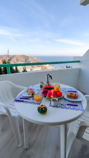 Outdoor dining - Vacation Apartment 'Paraíso Para Todos' with Sea View, Shared Pool and Wi-Fi (Mogán)
