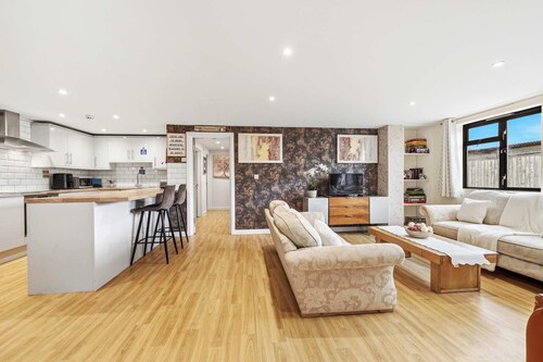 6-Bedroom Family Haven with Garden in Aylesbury