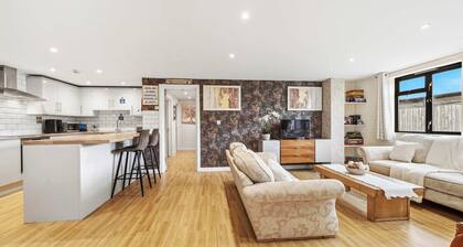 6-Bedroom Family Haven with Garden in Aylesbury