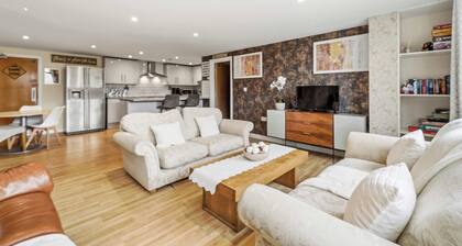 6-Bedroom Family Haven with Garden in Aylesbury