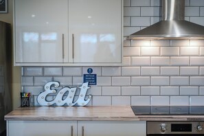 Fridge, microwave, oven, stovetop - 6-Bedroom Family Haven with Garden in Aylesbury (Aylesbury)