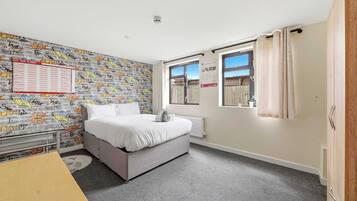 Desk, iron/ironing board, WiFi, bed sheets