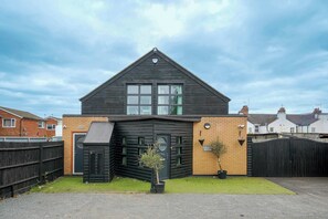 Exterior - 6-Bedroom Family Haven with Garden in Aylesbury (Aylesbury)