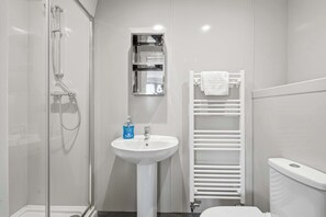 Shower, hair dryer, towels, shampoo - 6-Bedroom Family Haven with Garden in Aylesbury (Aylesbury)