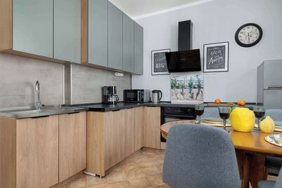 Spacious Apartment with Parking Garden