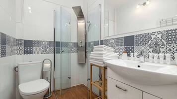 Shower, towels, shampoo