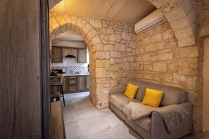 Smart TV - Historic Mdina Maisonette in the Silent City (L-Imdina)