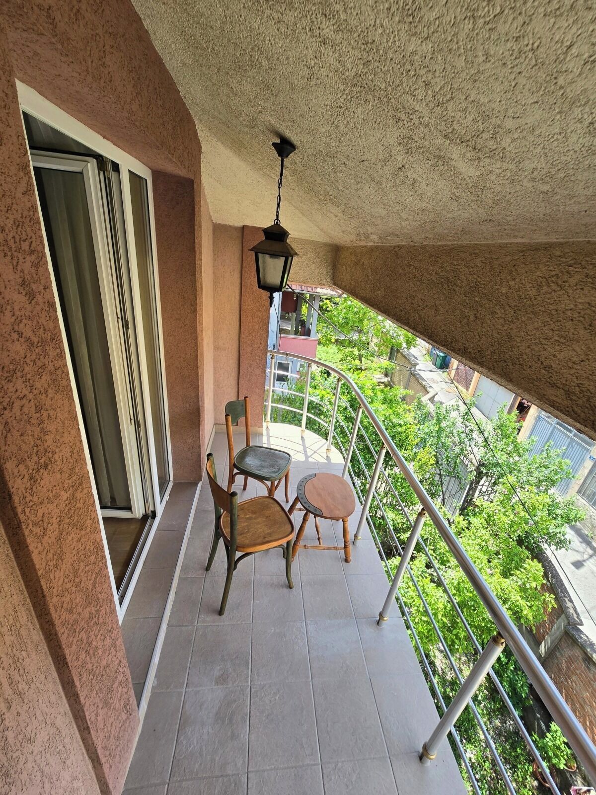 Dortoir Partagé, balcon, vue jardin | Enceinte de l’hébergement