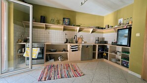 Une cuisine compacte équipée d’un réfrigérateur, d’une cuisinière et d’un four à micro-ondes.