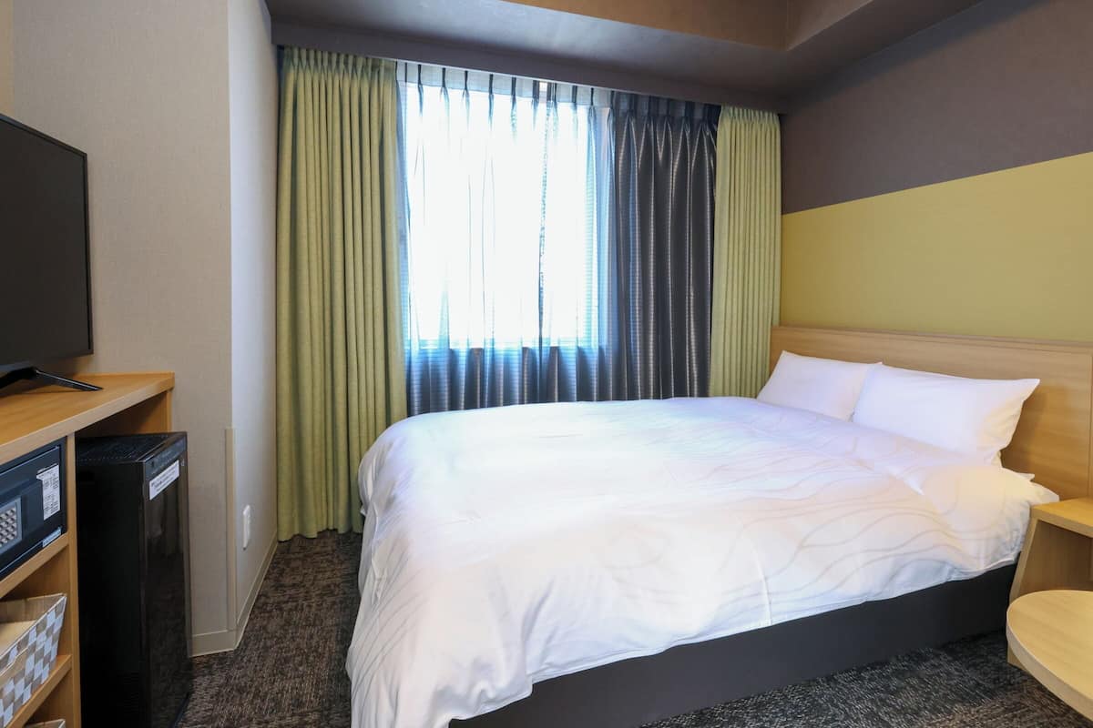In-room safe, WiFi (free), bed sheets