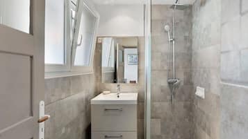 Shower, towels