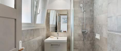 Douche, serviettes fournies