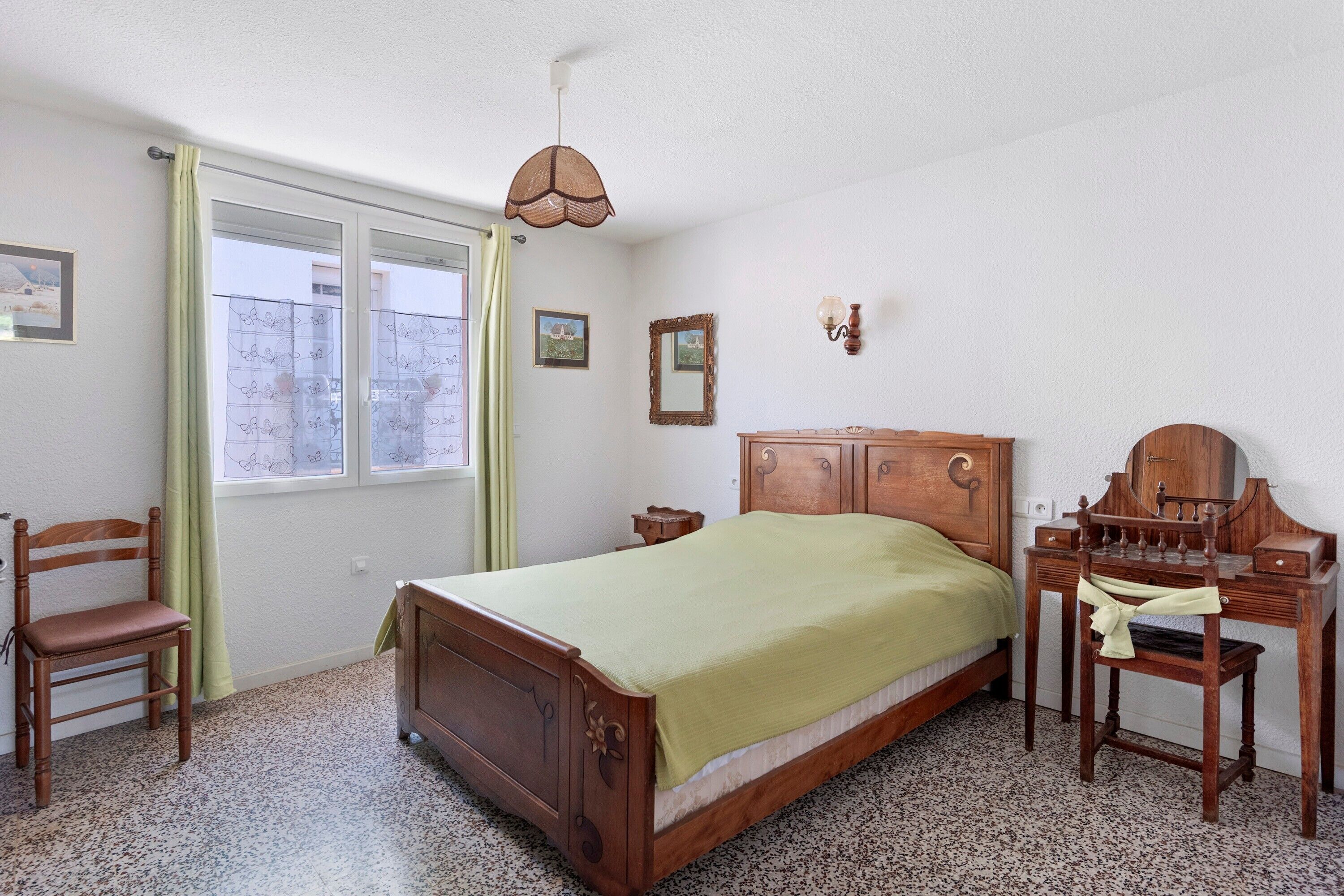WiFi, bed sheets, wheelchair access