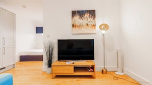 A modern living room with a flat-screen TV, a floor lamp, and a painting on the wall. - Central - Stay 4 - Paid Parking - Near Transport (Maidstone)