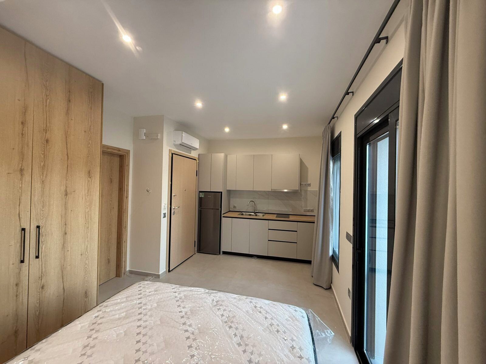 Studio, parveke, kaupunkinäköala | Tallelokero huoneessa, ilmainen Wi-Fi, vuodevaatteet