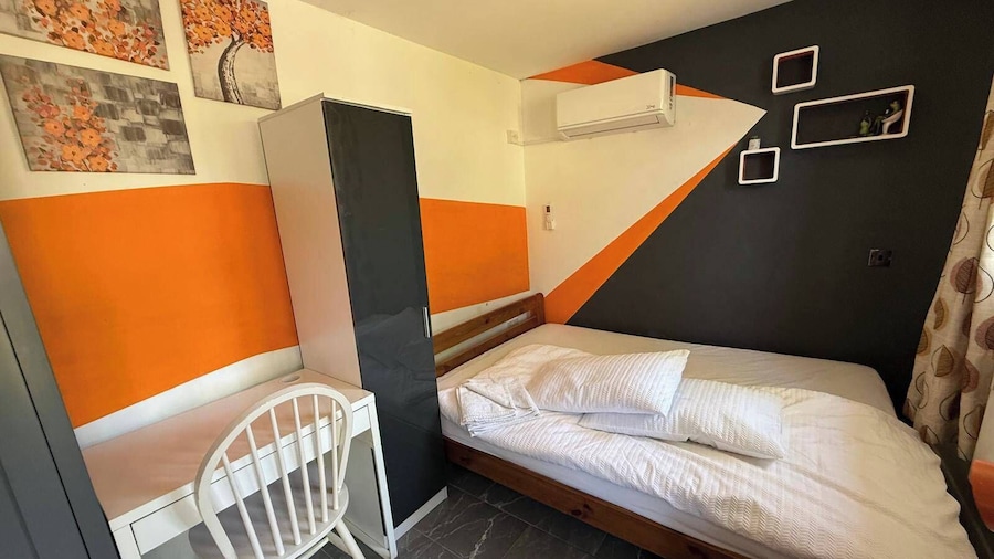 Studio - Parking - Garden - Wifi - Sleeps 2