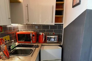 Fridge, microwave, stovetop, electric kettle - Studio - Parking - Garden - Wifi - Sleeps 2 (Cambridge)