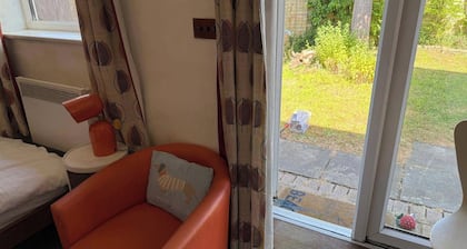 Studio - Parking - Garden - Wifi - Sleeps 2