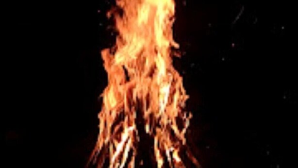 Primer plano de un fuego con llamas ascendiendo.
