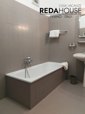 Bathroom - Vrbo Property (San Tommaso Tre Archi)