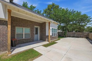 Exterior - Stylish Home Near UTA, AT&T & Globe Life! (Arlington)