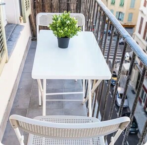 Outdoor dining - Vrbo Property (Nice)