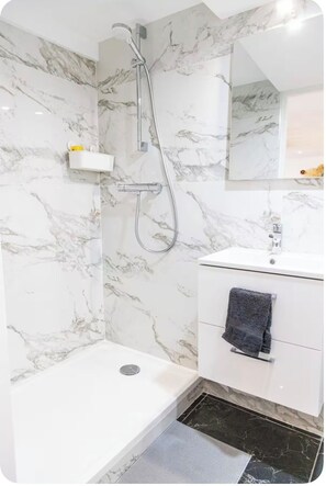 Bathroom - Vrbo Property (Nice)