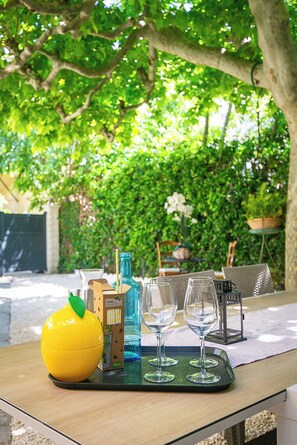Outdoor dining - La Fourmilière: Village house with a garden, patio, barbecue, and air conditioning in Allauch (Allauch)