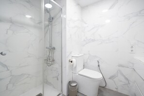 Dusche, Haartrockner, Handtücher