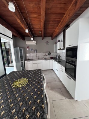 Private kitchen - HOUSE ON THE RAMPARTS (Aigues-Mortes)