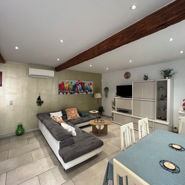 Living area - HOUSE ON THE RAMPARTS (Aigues-Mortes)