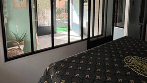 Een kamer met een bed, een raam met uitzicht, een klok en een bord met het nummer 66.