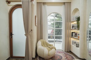 Casa familiare, vista città | Interni