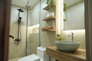 Family House, City View | Bathroom | Slippers - Là Home - Stay Cozy, Stay Home Phú Nhuận (Phu Nhuan Ward)