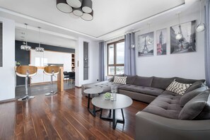 TV, offices - Apartment with a River View Near the Old Town by Renters Prestige (Wrocław)