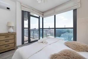 Iron/ironing board, travel cot, WiFi, bed sheets - Apartment with a River View Near the Old Town by Renters Prestige (Wrocław)