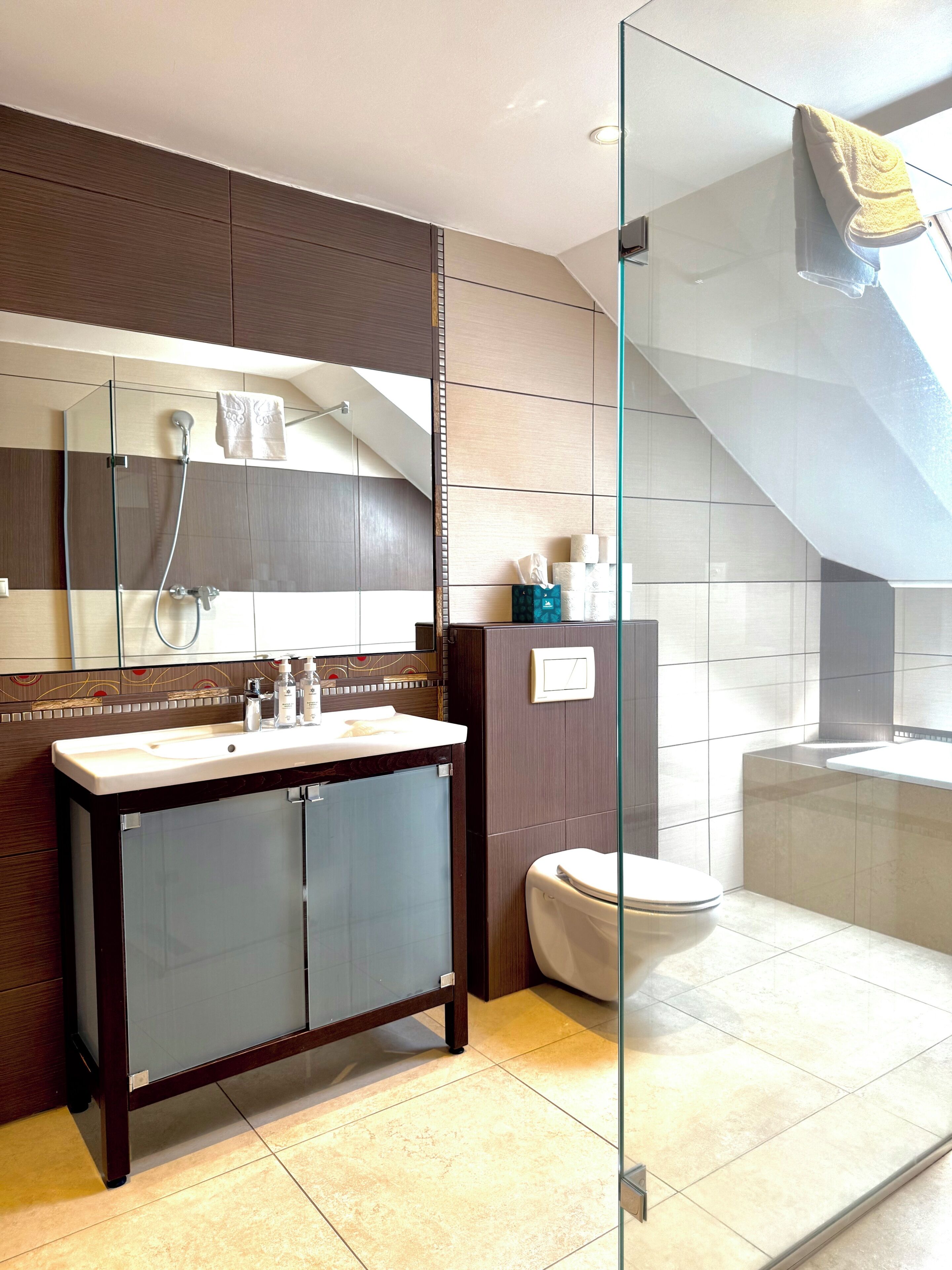 Studio | Bathroom | Separate tub and shower, towels, soap, shampoo